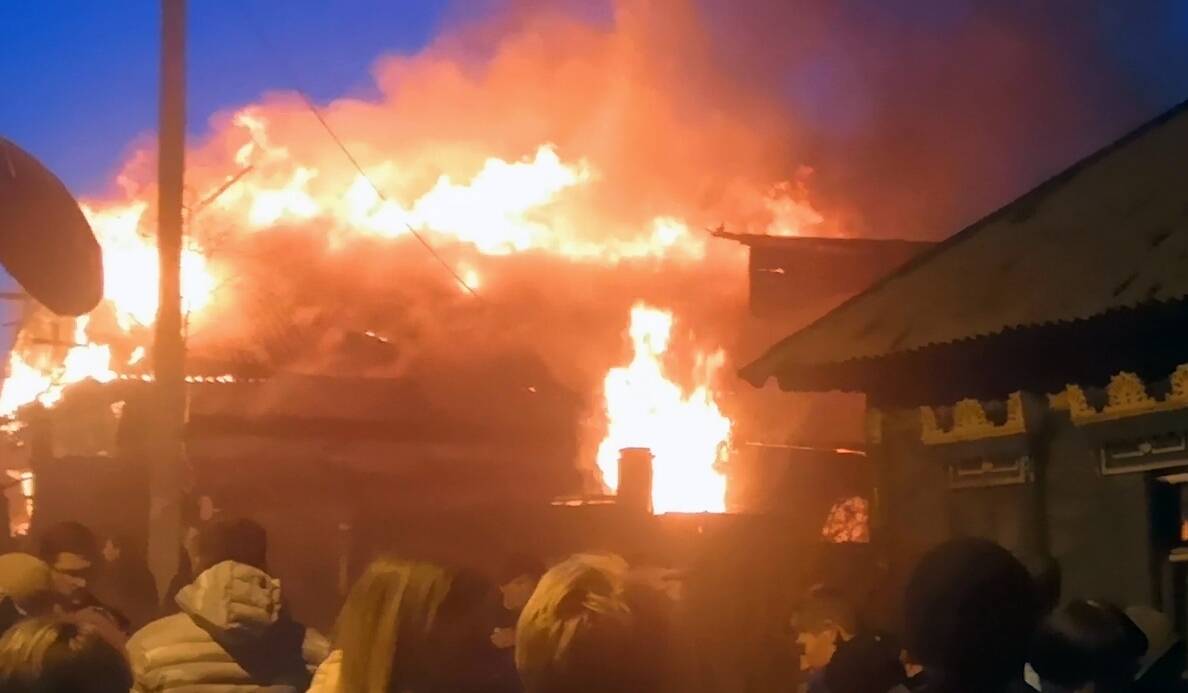 Im Video! Russischer Kampfjet stürzt bei Übungen in Wohnhaus auf russischem Gebiet! 