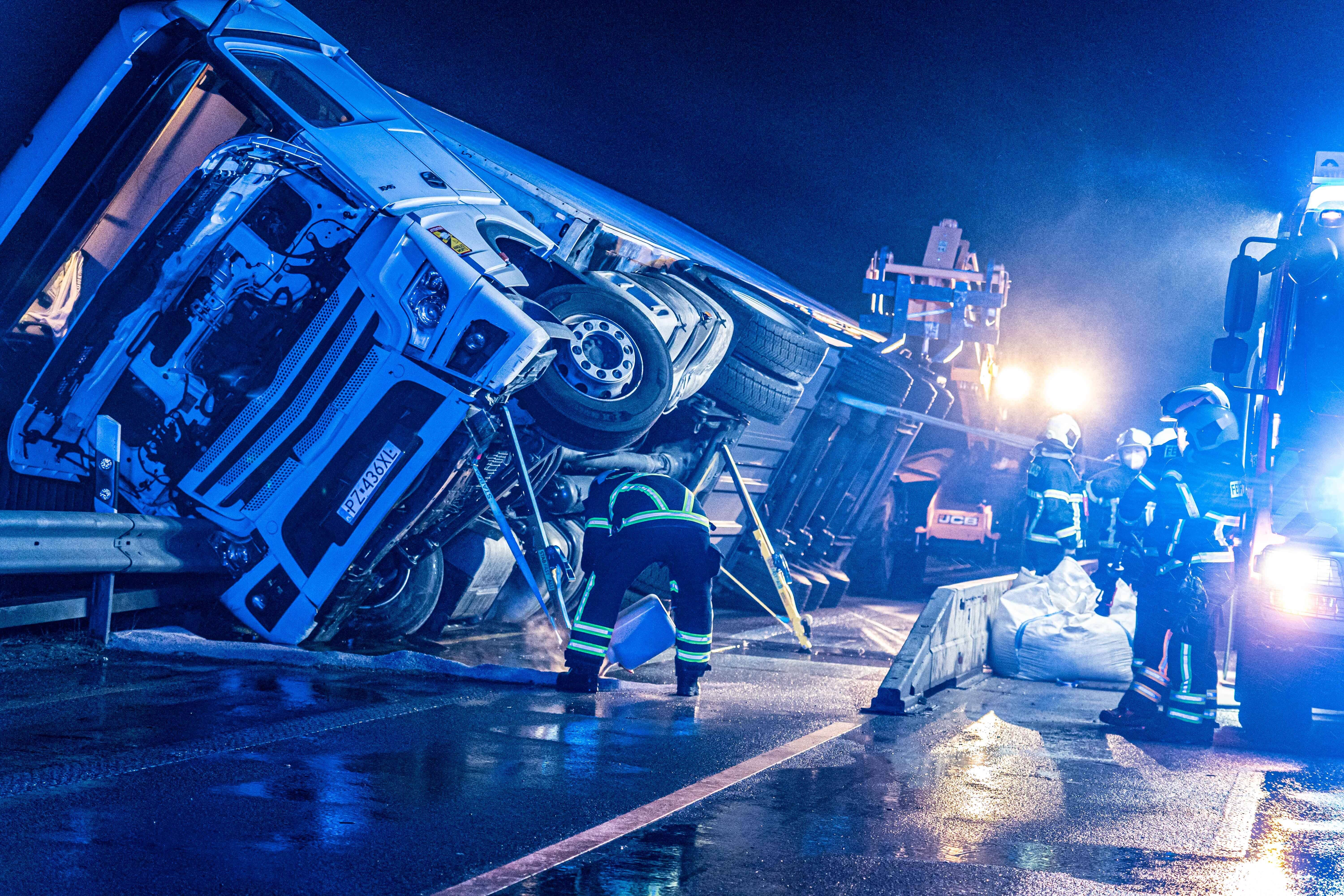 Vollsperrung! Schrecklicher Unfall  - Sattelzug zerquetscht vollbesetzten Kleinbus