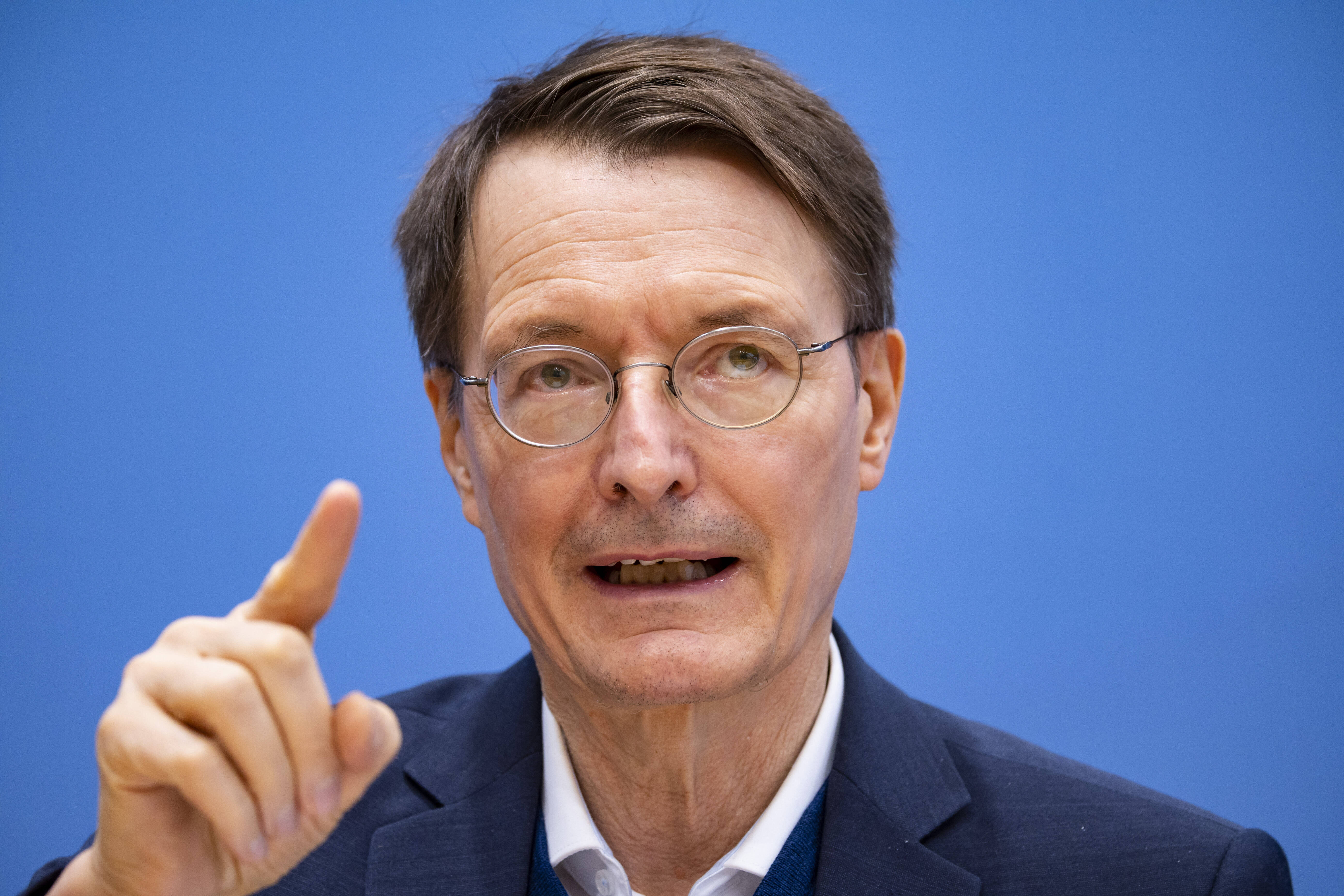 Lauterbachs zwingt Mitarbeiter Maske zu tragen - Corona-Wahnsinn im Gesundheitsministerium