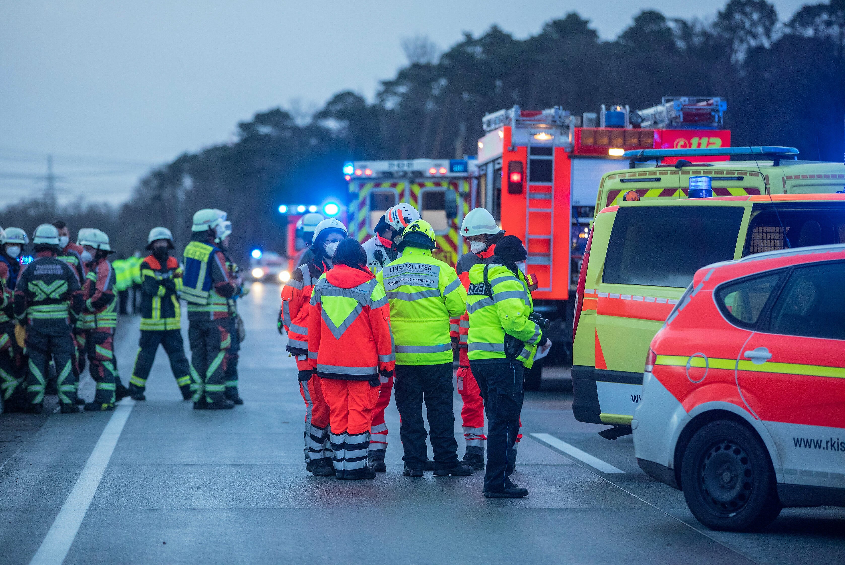 Schwerer Unfall! Baby und Trucker sterben bei Unfällen an einer Autobahnbaustelle!