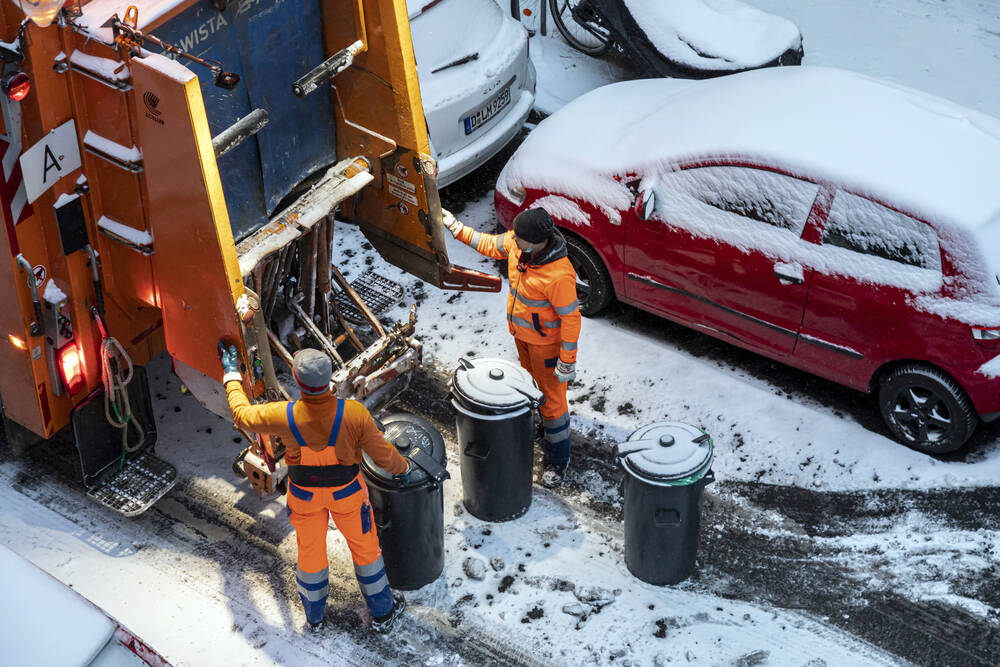 Müllwagen überfährt Rentner mit Rollator in Fußgängerzone! Tragischer Unfall schockt NRW!