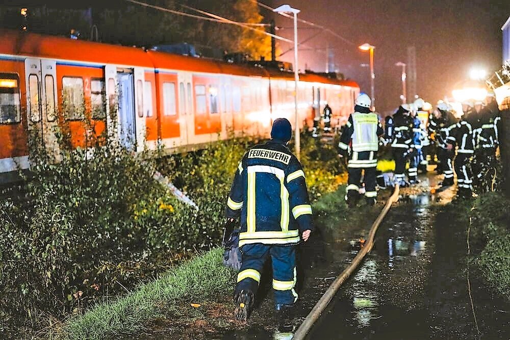 Messerangriff in der Bahn! Brutaler Angriff - Jugendlicher verletzt mehrere Menschen - Großeinsatz der Polizei ausgelöst