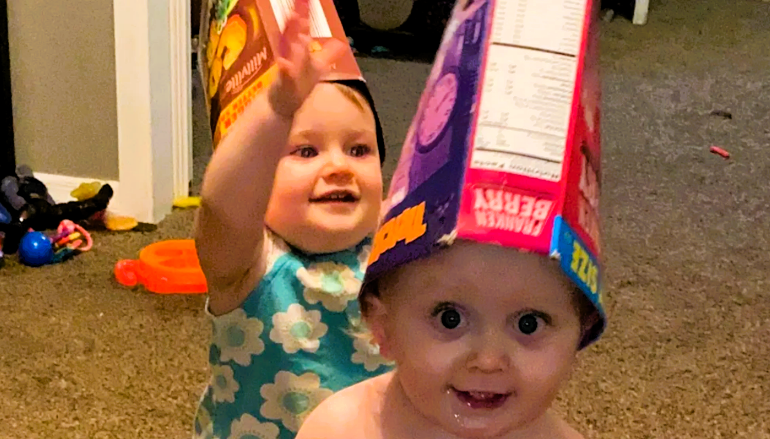 Trauer Zwillinge (4) ersticken in Spielzeugkiste! Sie waren eingeschlafen - schrecklicher Vorfall zerstört Familie!