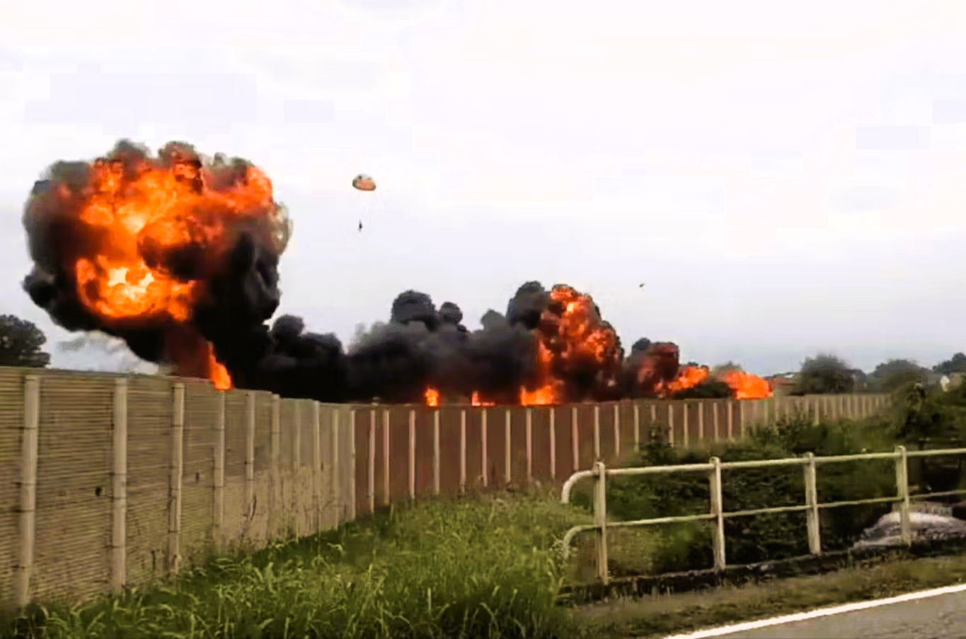 Flugzeugabsturz! Jet stürzt bei Landung auf Auto - 5-jähriges Mädchen stirbt im Flammeninferno