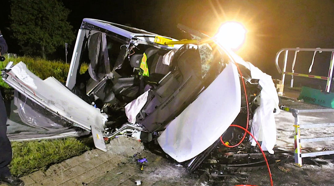 Schlimmer Unfall! Wohnmobil bei Aufprall auf einen Baum fast auseinandergerissen
