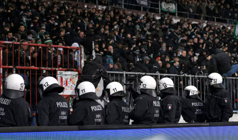 Chaos beim Top-Spiel der 2. Liga - Hooligans brechen Polizisten die Beine! Zahlreiche Verletzte nach Ausschreitungen