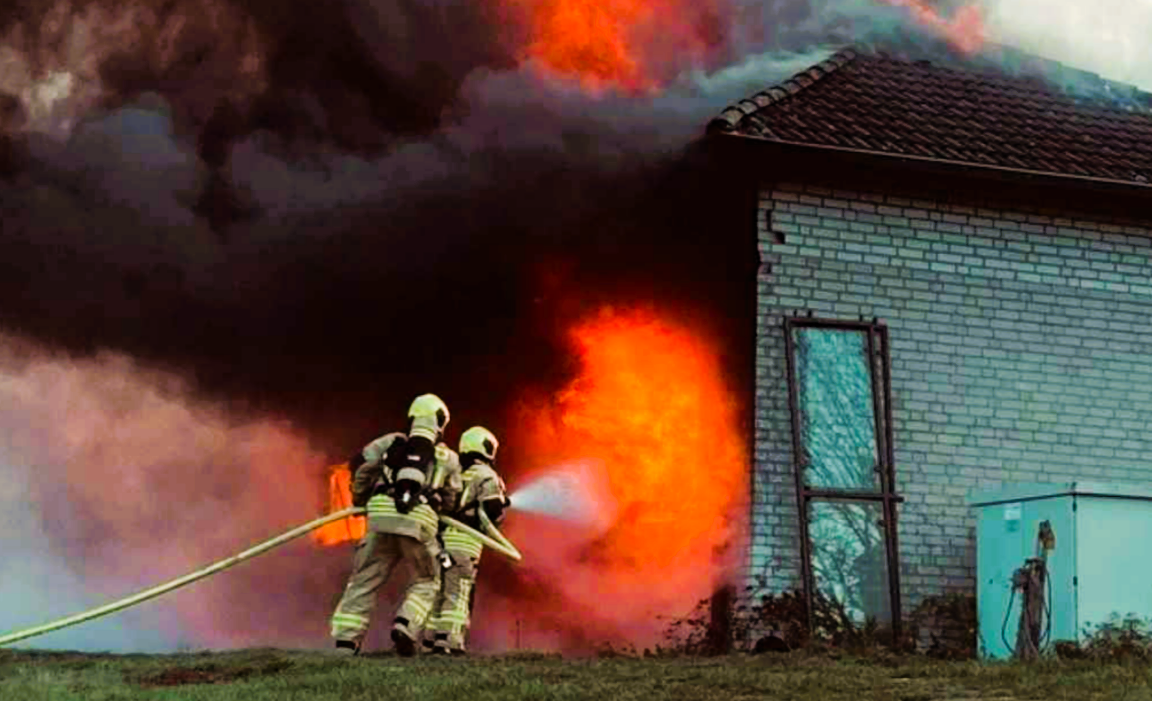 Flammen-Inferno! Vier alte Fachwerkhäuser in Großbrand - Feuerwehr mit verzweifeltem Kampf!