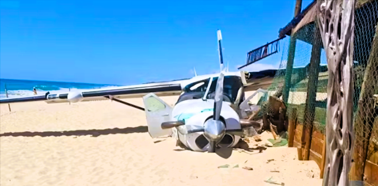 Flugzeug stürzt auf Badestrand! Tourist nach Zusammenprall getötet - Notlandung wird zum Albtraum!