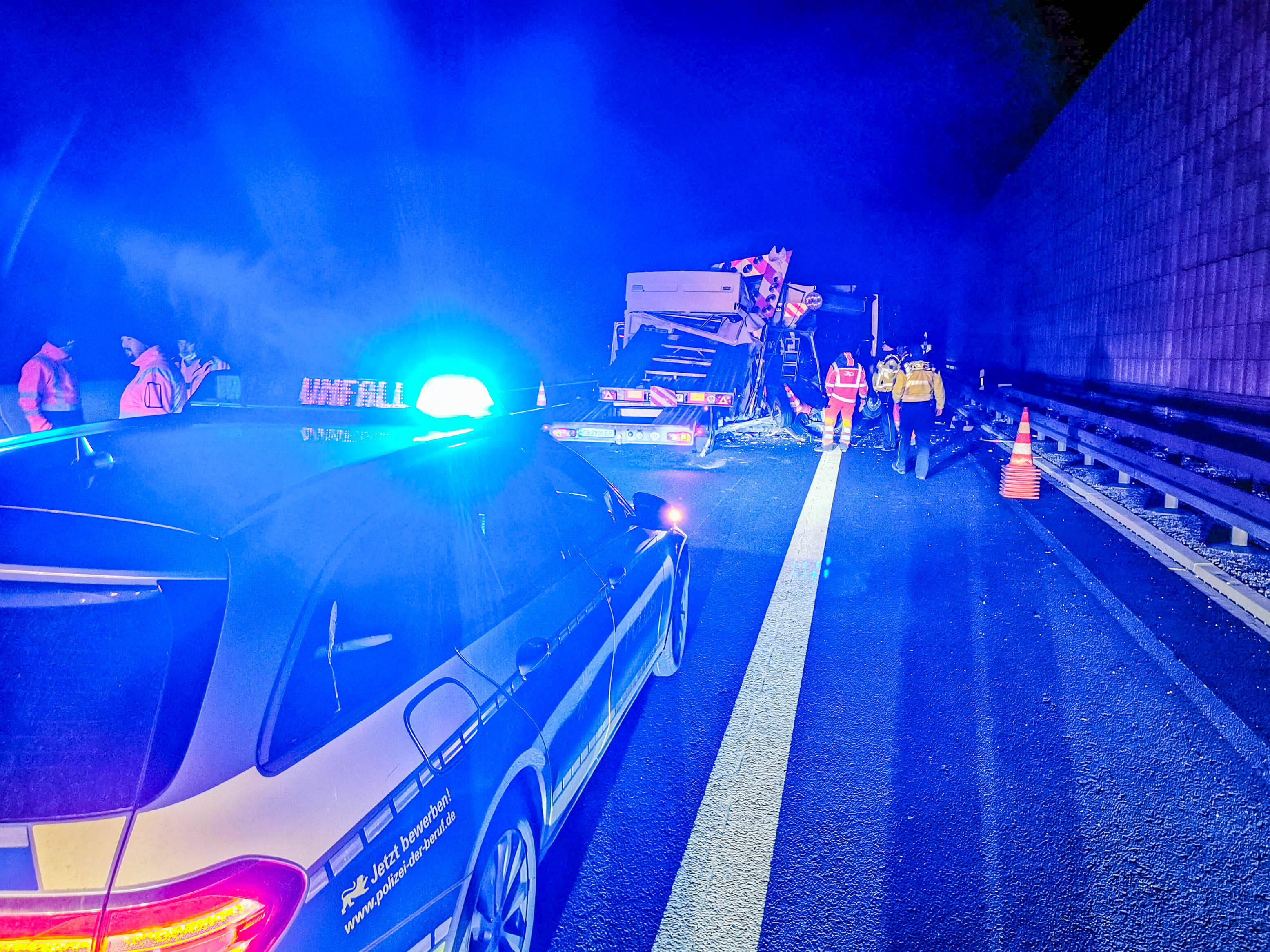 Tödlicher Crash auf der Autobahn - LKW kracht mit voller Wucht gegen Stahlträger in der Mittelleitplanke