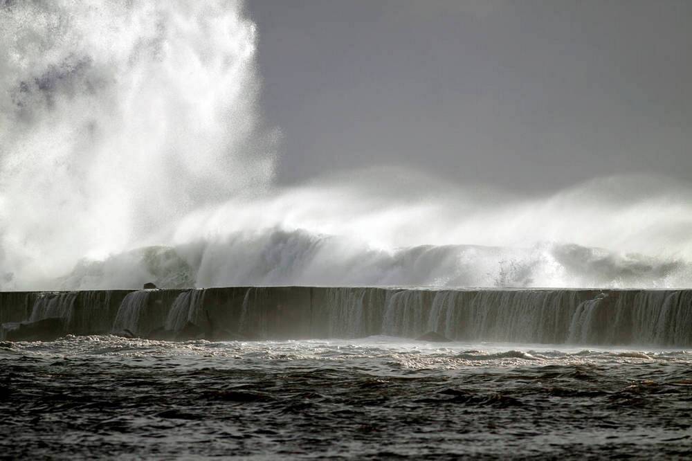 Gigantische Welle zieht Touristen ins Meer! Tragödie auf spanischer Urlaubsinsel