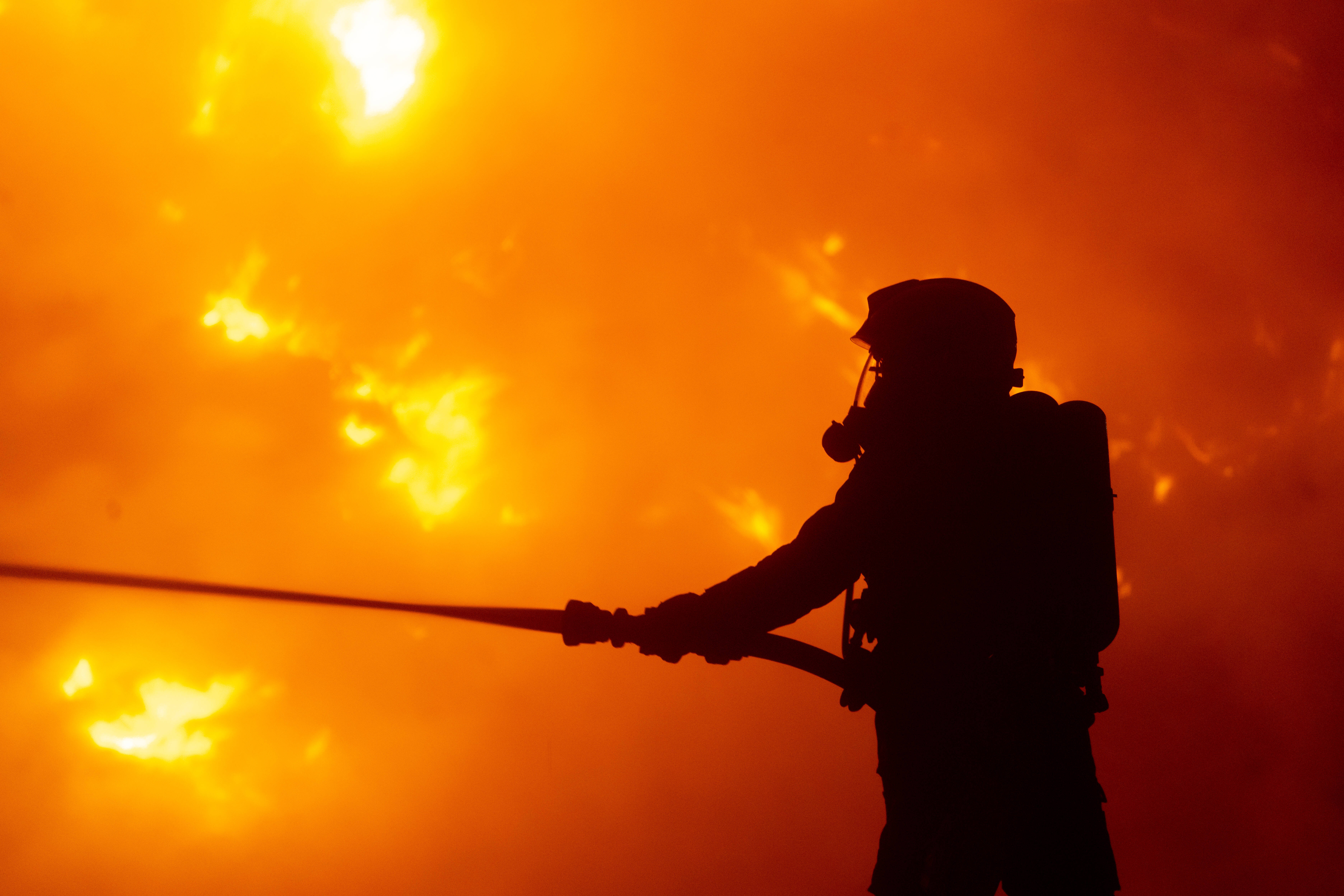 Schwere Explosion mitten in Duisburg - riesige Stichflamme direkt neben Tankstelle schockt Anwohner!