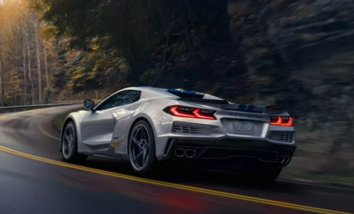 Die erste Hybrid-Corvette E-Ray von Chevrolet ist Amerikas neuer Allwetter-Sportwagen