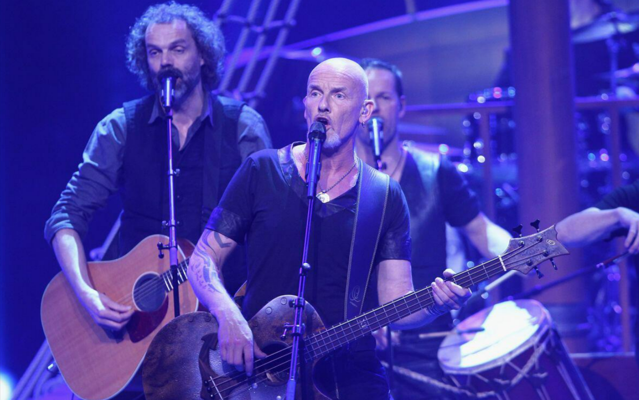 Lebensgefahr! Deutscher Schlagerstar und Frau kentern mit Segeljacht! Seenotrettung kann sie aus dem Meer retten!