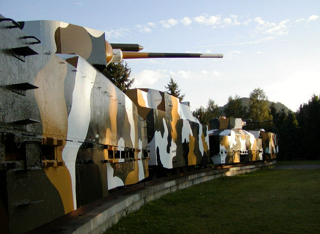 Putins schickt seinen Panzerzug in den Krieg! Bis auf die Zähne bewaffneter Monsterzug rollt Richtung Ukraine!