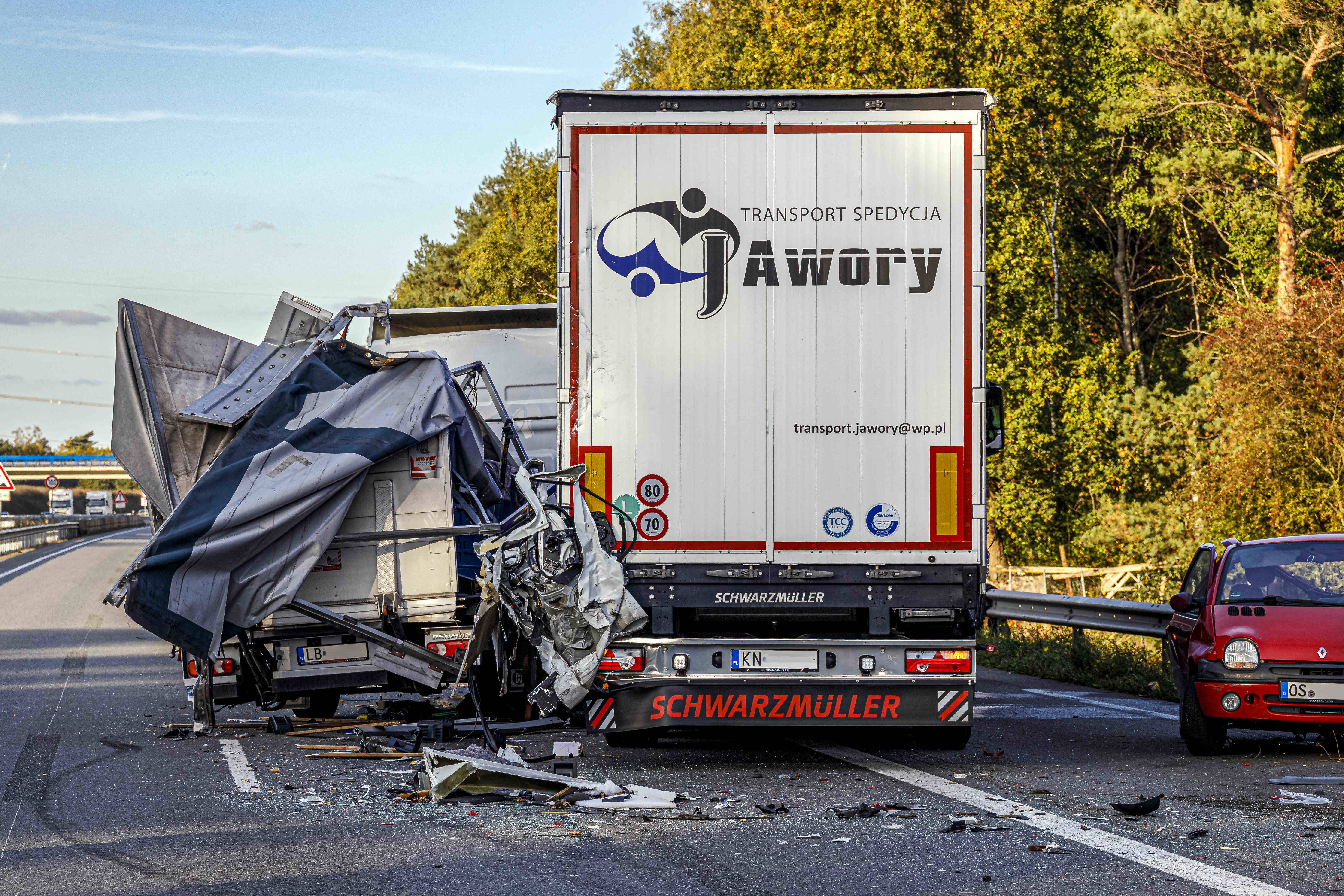Feuer auf der Autobahn! Drei Verletzte, ein Toter - Vollsperrung nach schrecklichem LKW-Unglück!