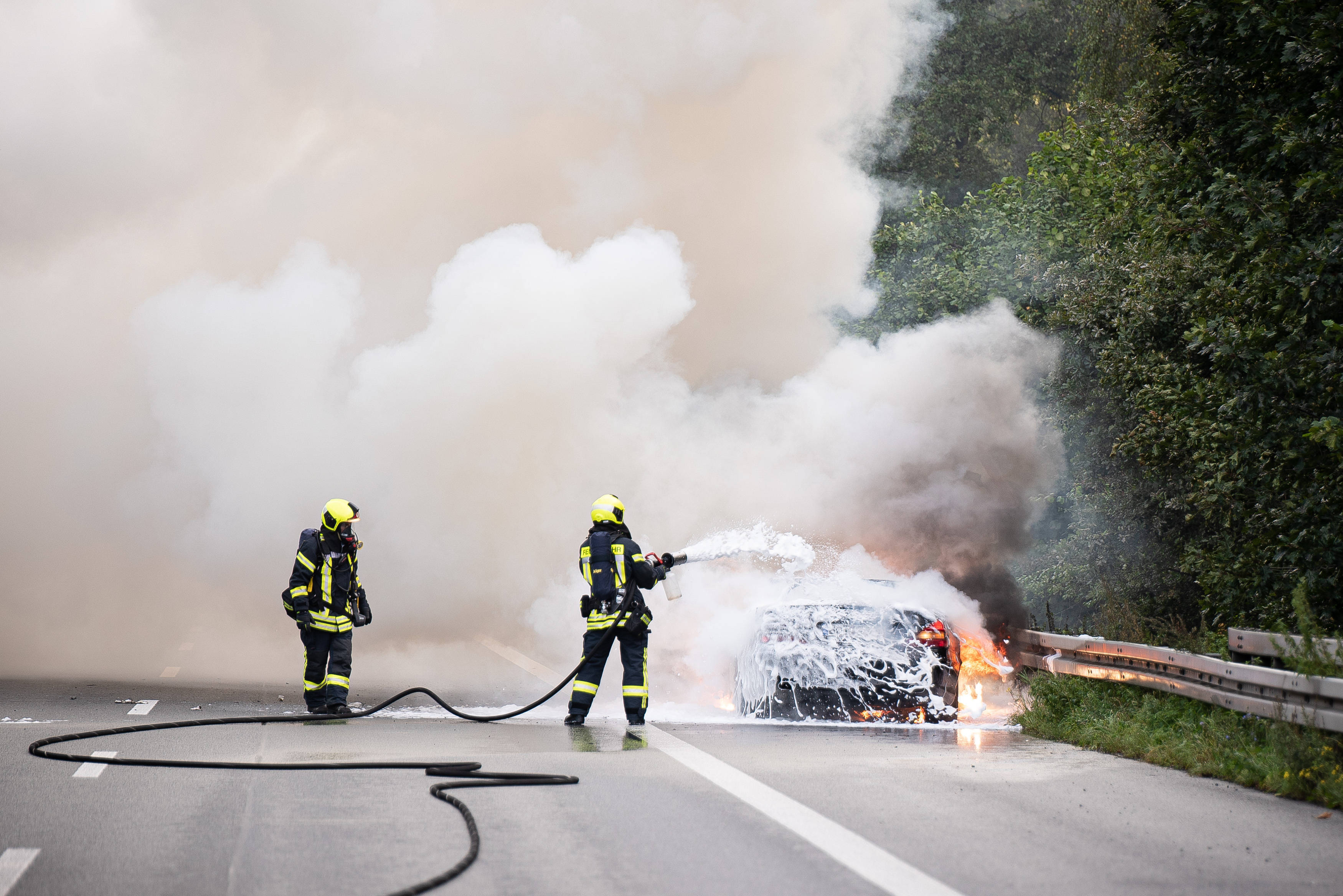 Autobahn Vollsperrung - Trümmerfeld in beide Richtungen nach Horror-Unfall! Lange Staus