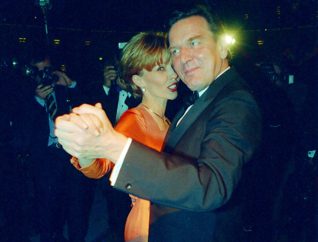 Die SPD schmeißt Schröder raus! Nach Russen-Skandalen - Der Altkanzler soll draußen bleiben!