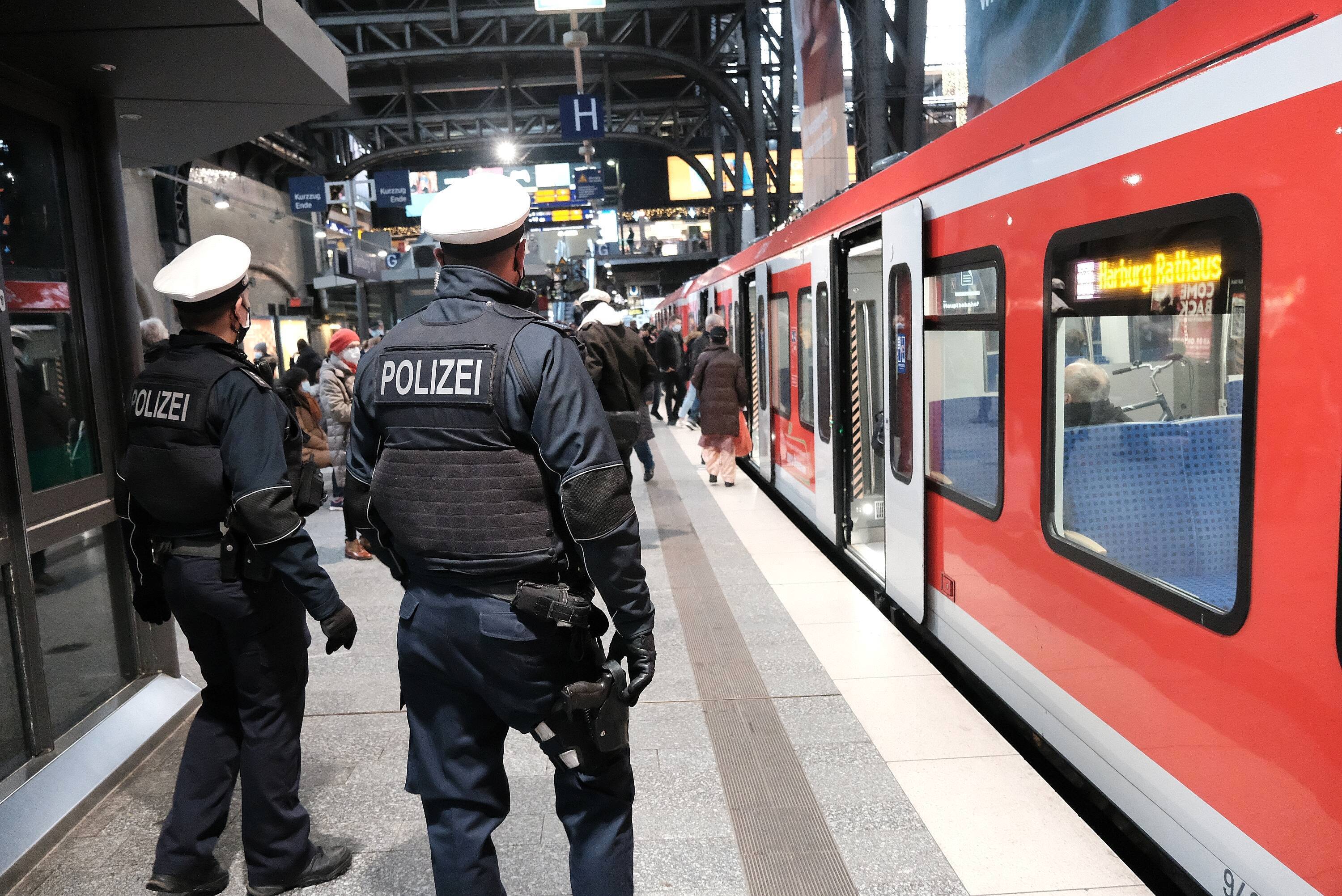 Anschlag in der deutschen Bahn! Steckdose manipuliert - Frau erleidet schweren Stromschlag - Krankenhaus!