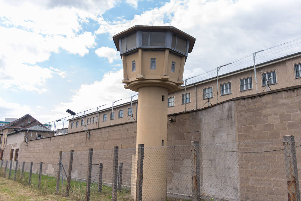 Feuerhölle im Gefängnis Stadelheim! - Zahlreiche Häftlinge evakuiert - Behörden melden mehrere Verletzte