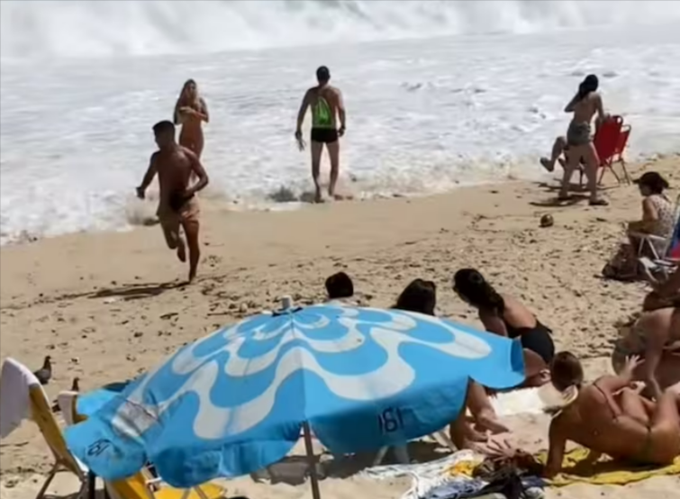 Tsunami trifft Rio de Janeiro! Panik am Strand - Meterhohe Welle spült Badegäste weg! Video hier