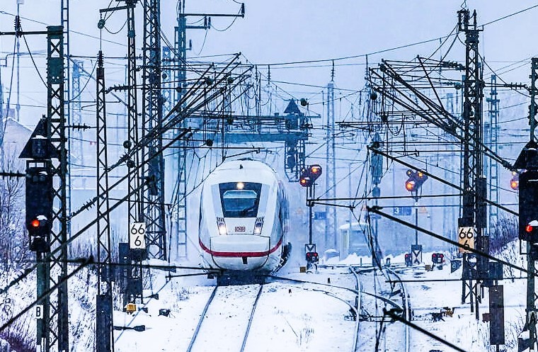 ICE steckt stundenlang im Tunnel fest! Passagiere erleben Bahn-Horror bei Minusgraden und Dunkelheit