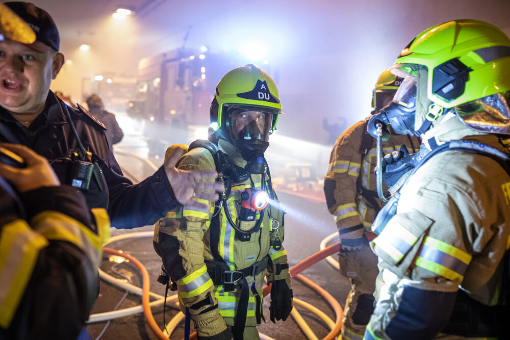 Horror-Unfall! Auf Autobahn fordert Todesopfer - Reisebus kollidiert in Tunnel mit Lastwagen - Zahlreiche Verletzte gemeldet